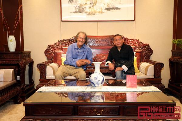 诺贝尔生理学或医学奖获得者克雷格·梅洛教授（左）与华厦·大不同董事长陈田华合影