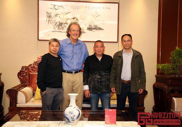 诺贝尔生理学或医学奖获得者克雷格·梅洛教授（左二），华中科技大学控制科学与工程系教授、博士生导师潘林强（右一），中南民族大学化学与材料科学学院金士威教授（左一）与华厦·大不同董事长陈田华合影留念